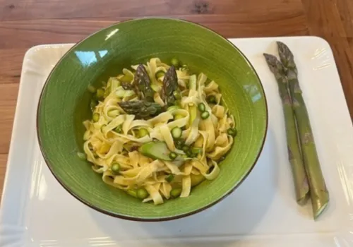 Bandnudeln mit zweierlei Spargel
