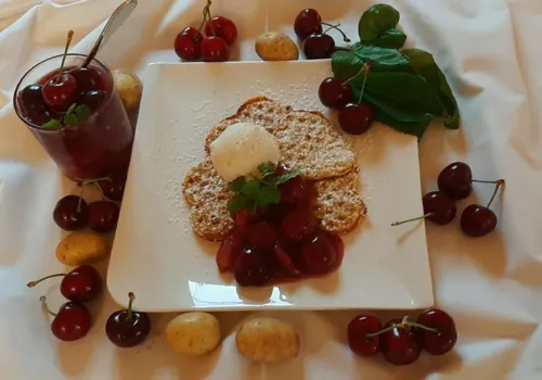 Erdäpfelwaffeln mit Kirschragout