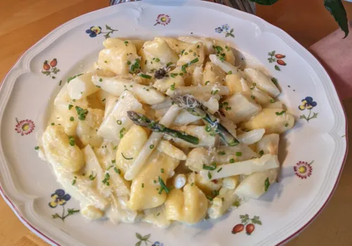 Erdäpfel-Gnocchi mit Spargel